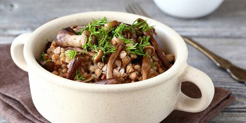 Terveellisen ravinnon menussa lounaaksi tattaripuuroa sienillä