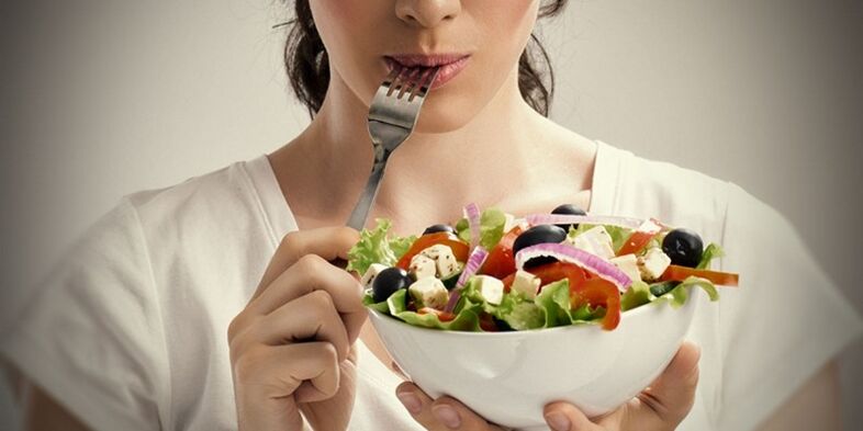 Tyttö syö oikein välttääkseen ylipainoon liittyviä ongelmia