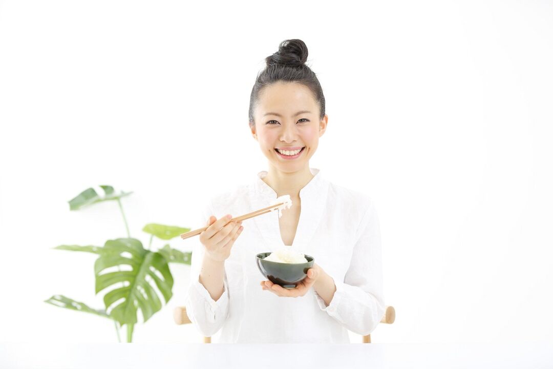 Japanilainen syö viikuna
